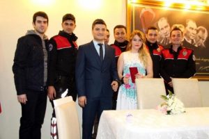 Polis &ccedil;ifte nikahta kelep&ccedil;e s&uuml;rprizi