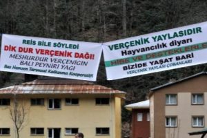 Bakan &Ccedil;elik'i g&uuml;l&uuml;mseten pankartlar