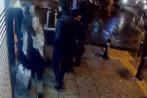 Yolda y&uuml;r&uuml;yen kadının cep telefonunu &ccedil;aldı