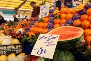 Bursa'da '&ccedil;eyrek dilim karpuz'lar tezgahlarda