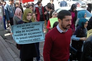 Tankların y&uuml;r&uuml;t&uuml;ld&uuml;ğ&uuml; caddede y&uuml;r&uuml;d&uuml;ler
