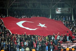 Trib&uuml;nlerden şehitler i&ccedil;in slogan