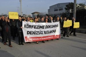 Derince Limanı'na dolgu protesto edildi