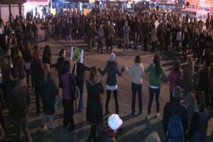 Kadık&ouml;y'de tulumlu horonlu Cerattepe eylemi