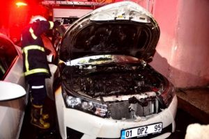 Adana'da aynı sokakta 5 otomobil kundaklandı