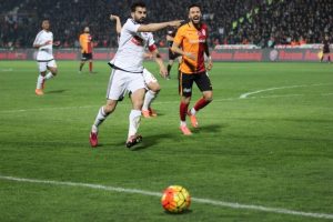 Galatasaray, Gaziantepsor'a da yenilerek d&uuml;ş&uuml;ş&uuml;n&uuml; s&uuml;rd&uuml;rd&uuml;