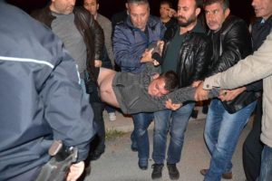 İntihar etmek i&ccedil;in k&ouml;pr&uuml;ye &ccedil;ıkan adamı polis kurtardı