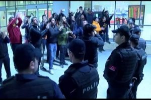 Galatasaray, havaalanında taraftarlar tarafından protesto edildi