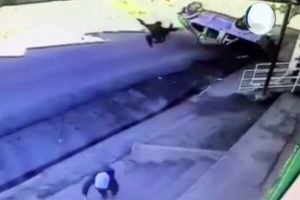 Kamyonet defalarca takla attı: Ara&ccedil;tan b&ouml;yle u&ccedil;tu!