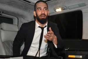 Arda Turan kıyafetlerini dağıttı
