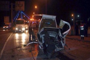 Korkuluklara &ccedil;arpan ara&ccedil;tan dışarı fırladılar: 2 &ouml;l&uuml;