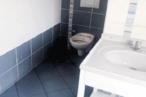 &Uuml;niversitede kapısız tuvalet!