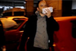 Ka&ccedil;an firari, aracıyla sivil ekip otosuna &ccedil;arptı: 1 yaralı