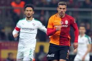 Podolski'nin derdi beklediği transfer tekliflerini alamaması