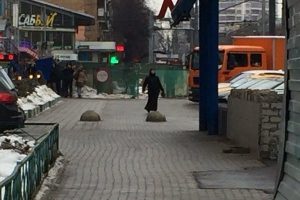 Moskova metrosunda b&uuml;y&uuml;k panik! Elinde kesik &ccedil;ocuk kafası...