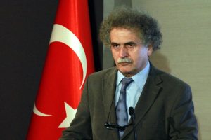 Prof. &Ccedil;erezci: Y&ouml;netmelikler, evlerin dibine baz istasyonuna m&uuml;saade ediyor