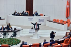 CHP'li vekil k&uuml;rs&uuml;de pankart a&ccedil;tı