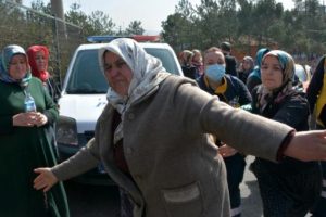 Lojmanın yandığını g&ouml;r&uuml;nce sinir krizi ge&ccedil;irdi