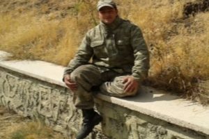 Kafasına &ccedil;atıdan buz d&uuml;şen asker şehit oldu