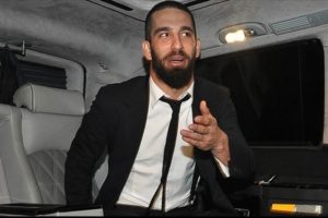 Arda Turan kıyafetlerini dağıttı!