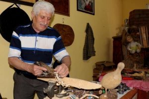 Emekli &ouml;ğretmen 52 yıldır ağaca hayat veriyor