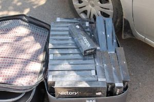 Kovalamaca sonucu durdurulan otomobilde ka&ccedil;ak sigara &ccedil;ıktı