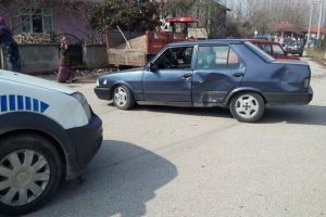 Polis ka&ccedil;an s&uuml;r&uuml;c&uuml;y&uuml; otomobiline &ccedil;arparak durdurdu