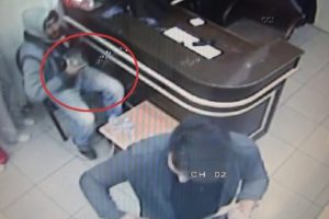 Bağış kutusunu b&ouml;yle g&ouml;t&uuml;rd&uuml;