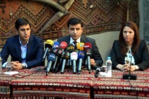 Demirtaş'tan Sur'a y&uuml;r&uuml;me &ccedil;ağrısı