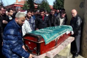 Arkadaşının &ouml;ld&uuml;rd&uuml;ğ&uuml; k&ouml;m&uuml;rc&uuml; toprağa verildi