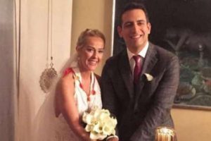 Helin Avşar eşini elleriyle besliyor...