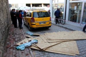 &Ccedil;atıdan d&uuml;şen ahşap kaplama yaraladı