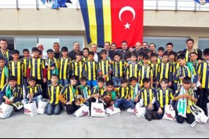 Fenerbah&ccedil;e &ccedil;ocukları sevindirdi!