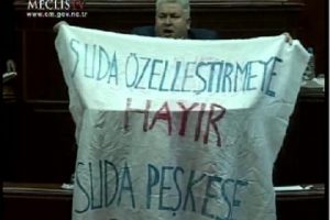 KKTC'de vekilden mecliste 'su anlaşması' protestosu