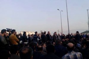 Bursa'da Renault emek&ccedil;ileri fabrika &ouml;n&uuml;nde işten atılan arkadaşları i&ccedil;in eylem yaptı