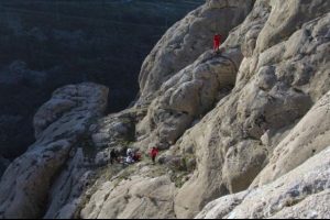 Fotoğraf &ccedil;ekerken dengesini kaybedip kayalıklardan d&uuml;şt&uuml;