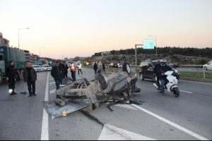 Otomobil taklalar attı: 6 yaralı