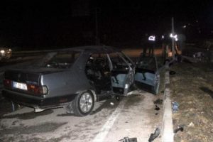 İki otomobil &ccedil;arpıştı: 2 &ouml;l&uuml;, 5 yaralı
