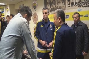 Van Persie ile r&ouml;portaj yaparken fenalaştı