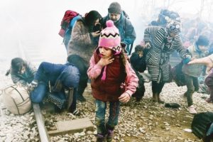 &Ccedil;ocuklara bile g&ouml;z yaşartıcı gaz sıktılar