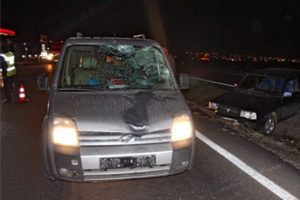 Kazada yaralandı, karşıya ge&ccedil;meye &ccedil;alışırken başka ara&ccedil; &ccedil;arptı!
