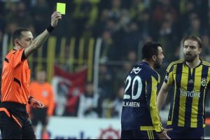 C&uuml;neyt &Ccedil;akır verdiği ve vermediği kararlarla derbiye damga vurdu
