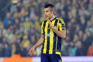 R&ouml;portajda fenalaşan gazeteciye Robin van Persie destek oldu