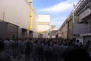 Bursa Renault'ta emek&ccedil;iler işten atılan arkadaşları i&ccedil;in &uuml;retimi durdurdu!
