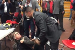 Trump'ın protesto edilişini fotoğraflayan muhabire dayak