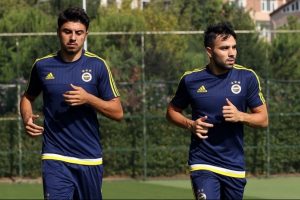 Fenerbah&ccedil;eli futbolculardan soyunma odası kutlaması