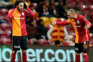 Galatasaray'da Denizli gitmezse 4 isme kadro dışı gelebilir!