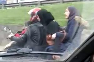 Bursa'da motosiklet &uuml;zerinde tehlikeli yolculuk