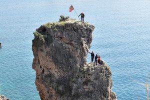 Kayalıkta yıpranmış bayrak operasyonu