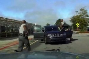 Kadın s&uuml;r&uuml;c&uuml; polislerden k&ouml;şe bucak ka&ccedil;tı